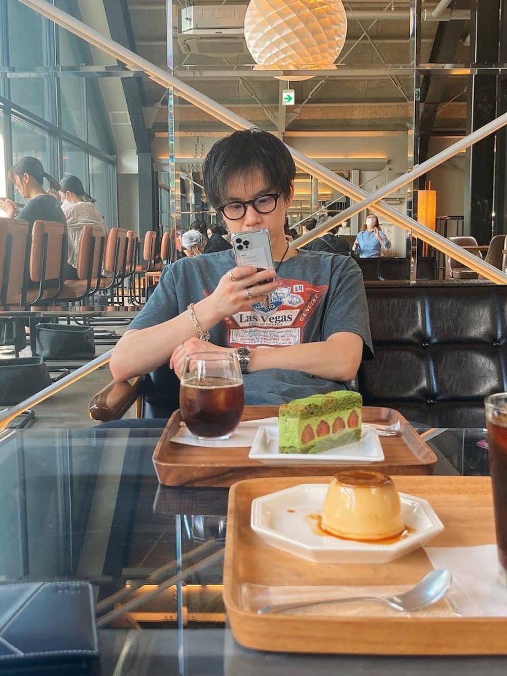 ブラック系のTシャツ/カットソー、ブルー系のデニムパンツ、ブラック系のスニーカーを着用したメンズの夏コーディネートの3枚目の写真