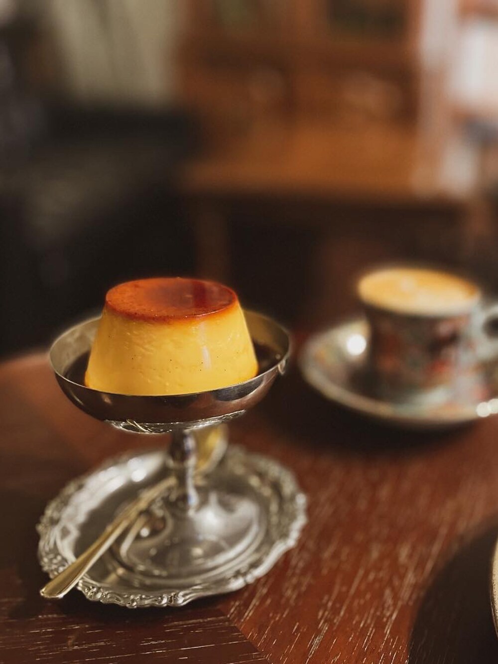 ブラック系のニット/セーター、ブラック系のTシャツ/カットソー、ブラック系のムートンコートを着用したメンズの冬コーディネートの3枚目の写真