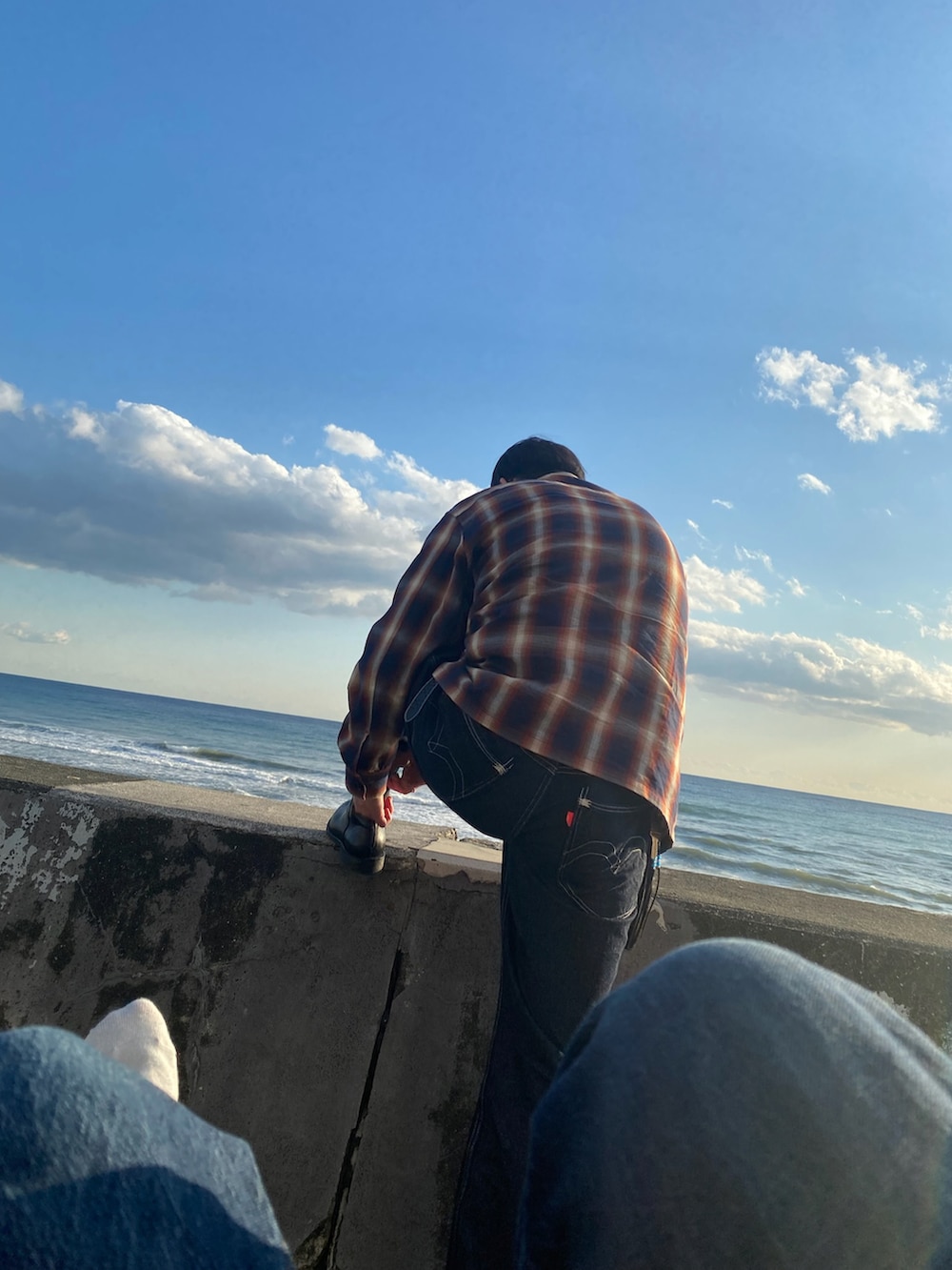 ブラック系のMA-1、その他のシャツ/ブラウス、ブルー系のデニムパンツを着用したメンズの冬コーディネートの2枚目の写真