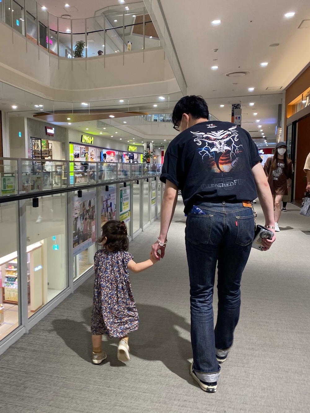 ブラック系のシャツ/ブラウス、ブルー系のデニムパンツ、シルバー系のバングル/リストバンドを着用したメンズの秋コーディネートの2枚目の写真