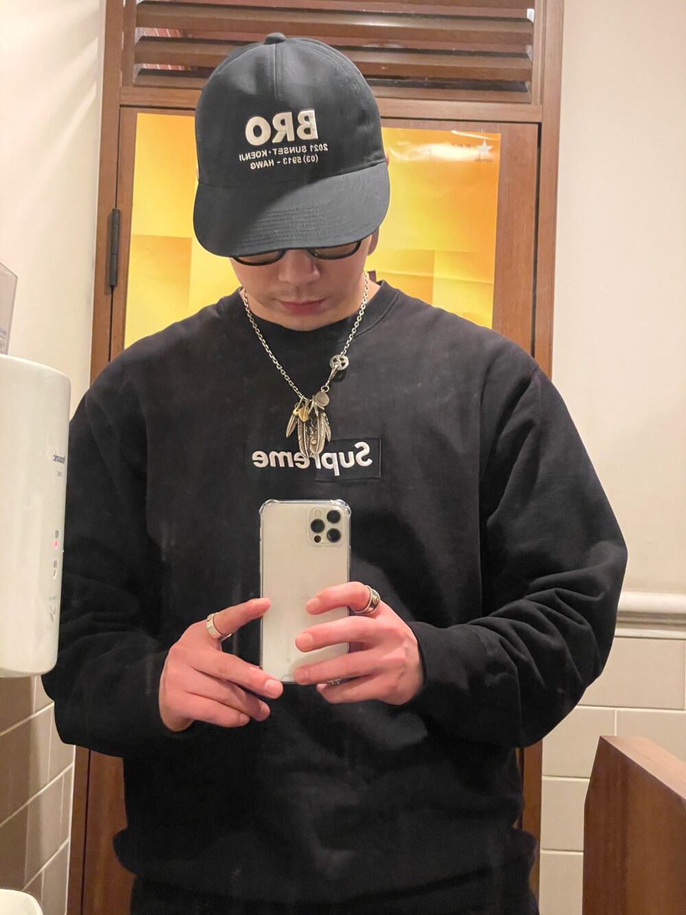 ブラック系のスウェット、ブラック系のパンツ、ブラック系のスニーカーを着用したメンズの冬コーディネートの2枚目の写真