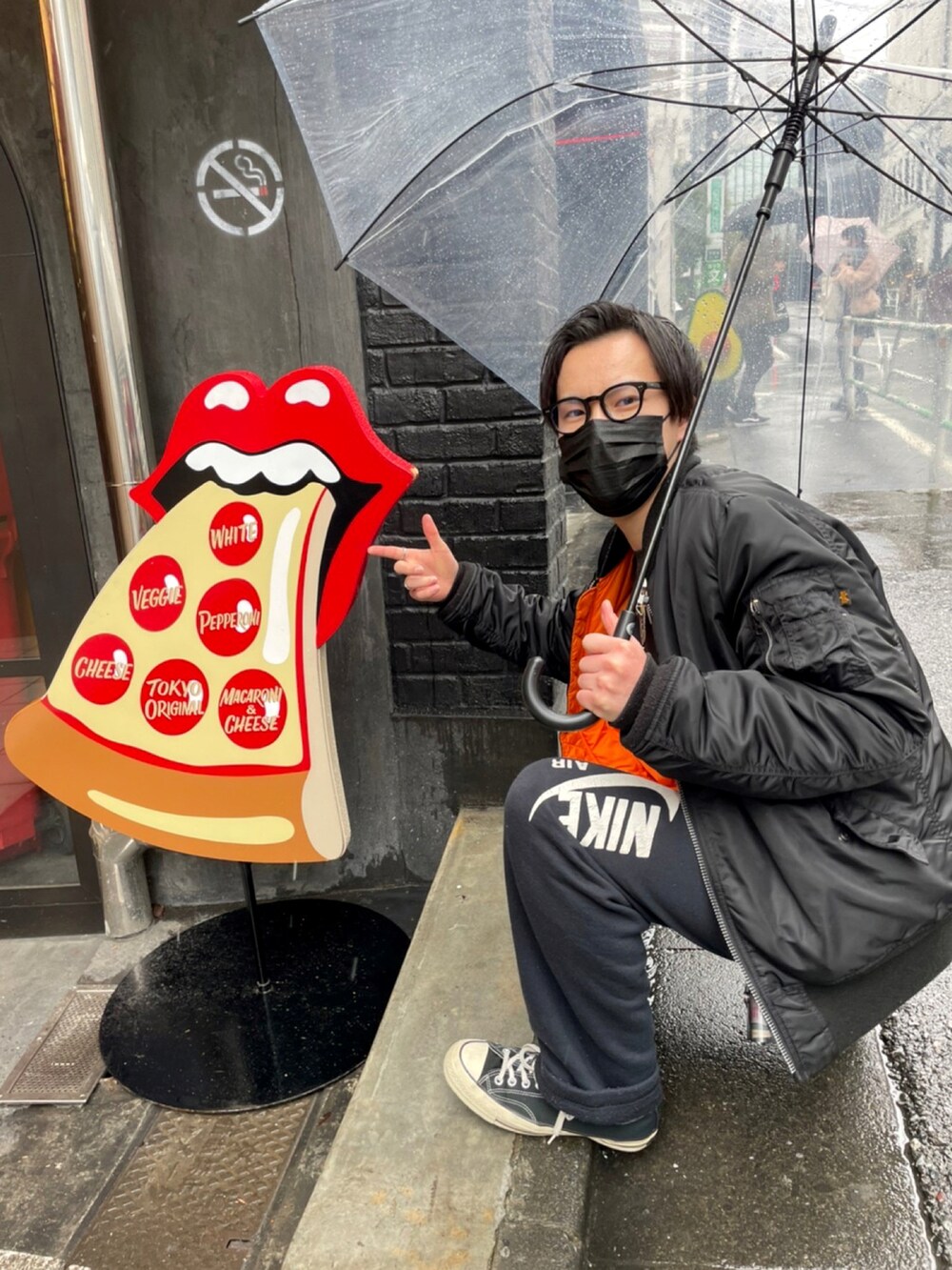 ブラック系のスウェット、ホワイト系のTシャツ/カットソー、ブラック系のスウェットパンツを着用したメンズの春コーディネートの2枚目の写真