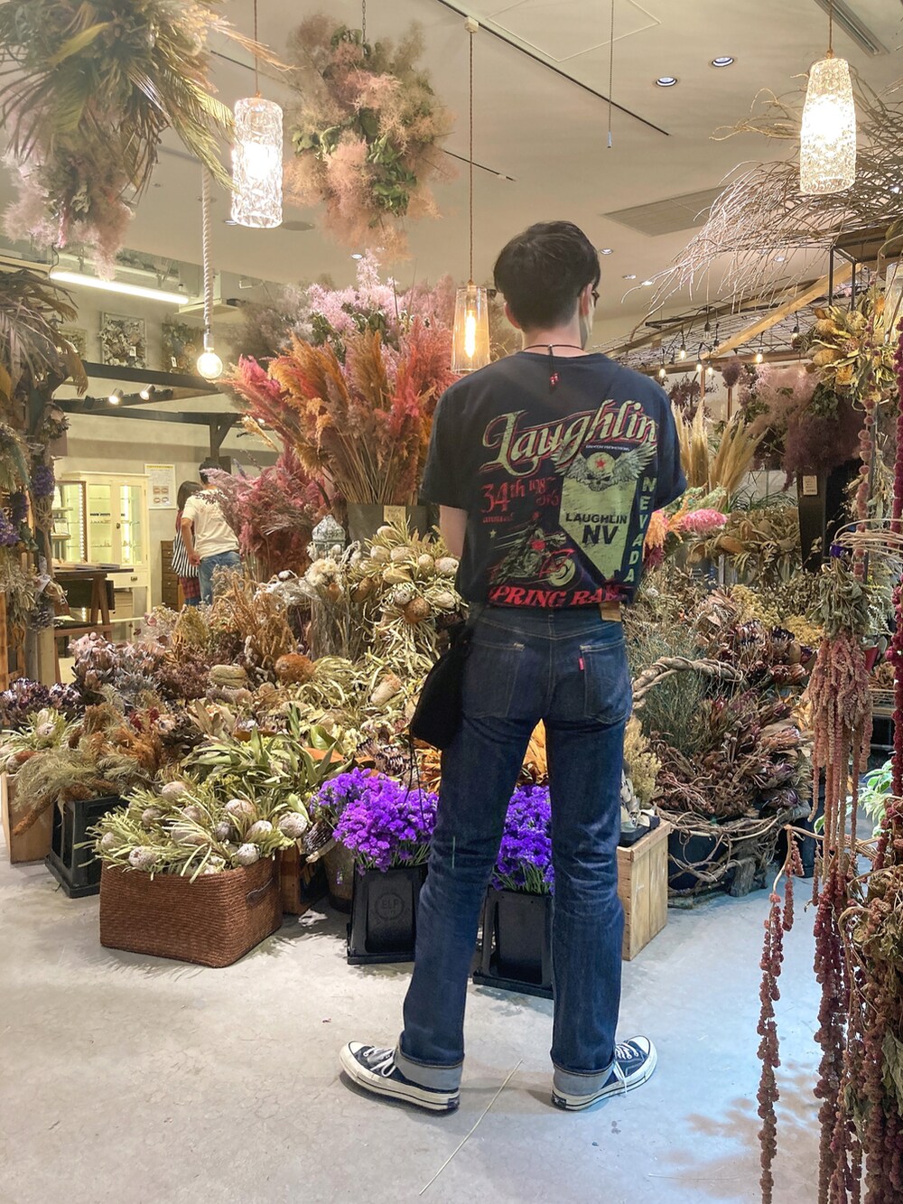 ブラック系のシャツ/ブラウス、ブラック系のボディバッグ/ウエストポーチ、ブルー系のデニムパンツを着用したメンズの夏コーディネートの2枚目の写真