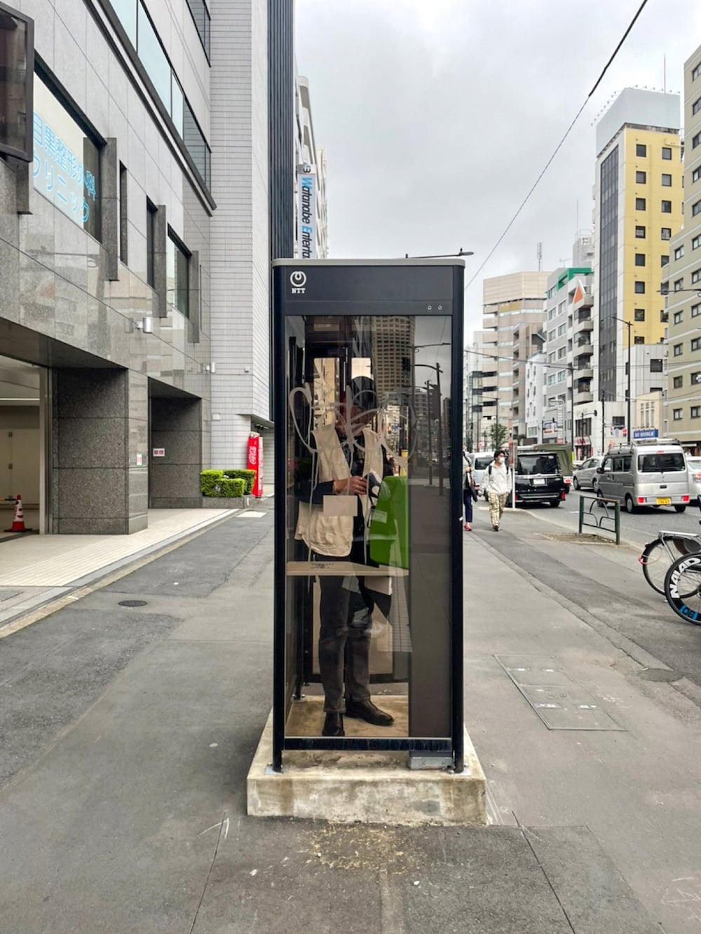 ホワイト系のベスト、ブラック系のTシャツ/カットソー、ブラック系のショルダーバッグを着用したメンズの春コーディネートの2枚目の写真