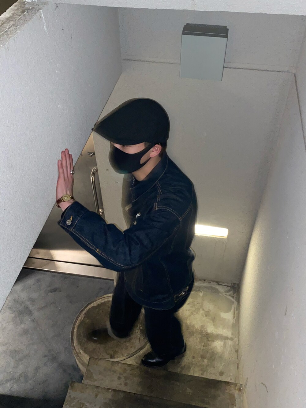 ブルー系のデニムジャケット、ブルー系のデニムパンツ、ブラック系のドレスシューズを着用したメンズの秋コーディネートの2枚目の写真