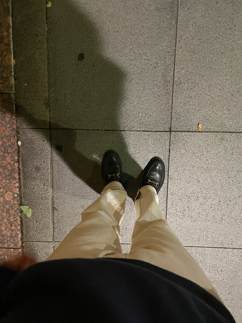 ブルー系のニット/セーター、ホワイト系のデニムパンツ、ブラック系のトートバッグを着用したメンズの秋コーディネートの3枚目の写真