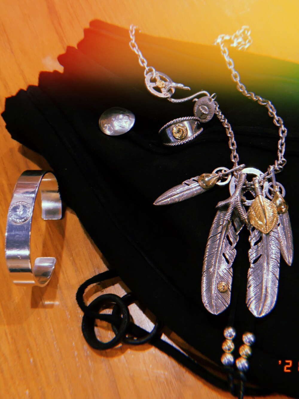 ホワイト系のTシャツ/カットソー、その他のシャツ/ブラウス、ブラック系のボディバッグ/ウエストポーチを着用したメンズの冬コーディネートの2枚目の写真