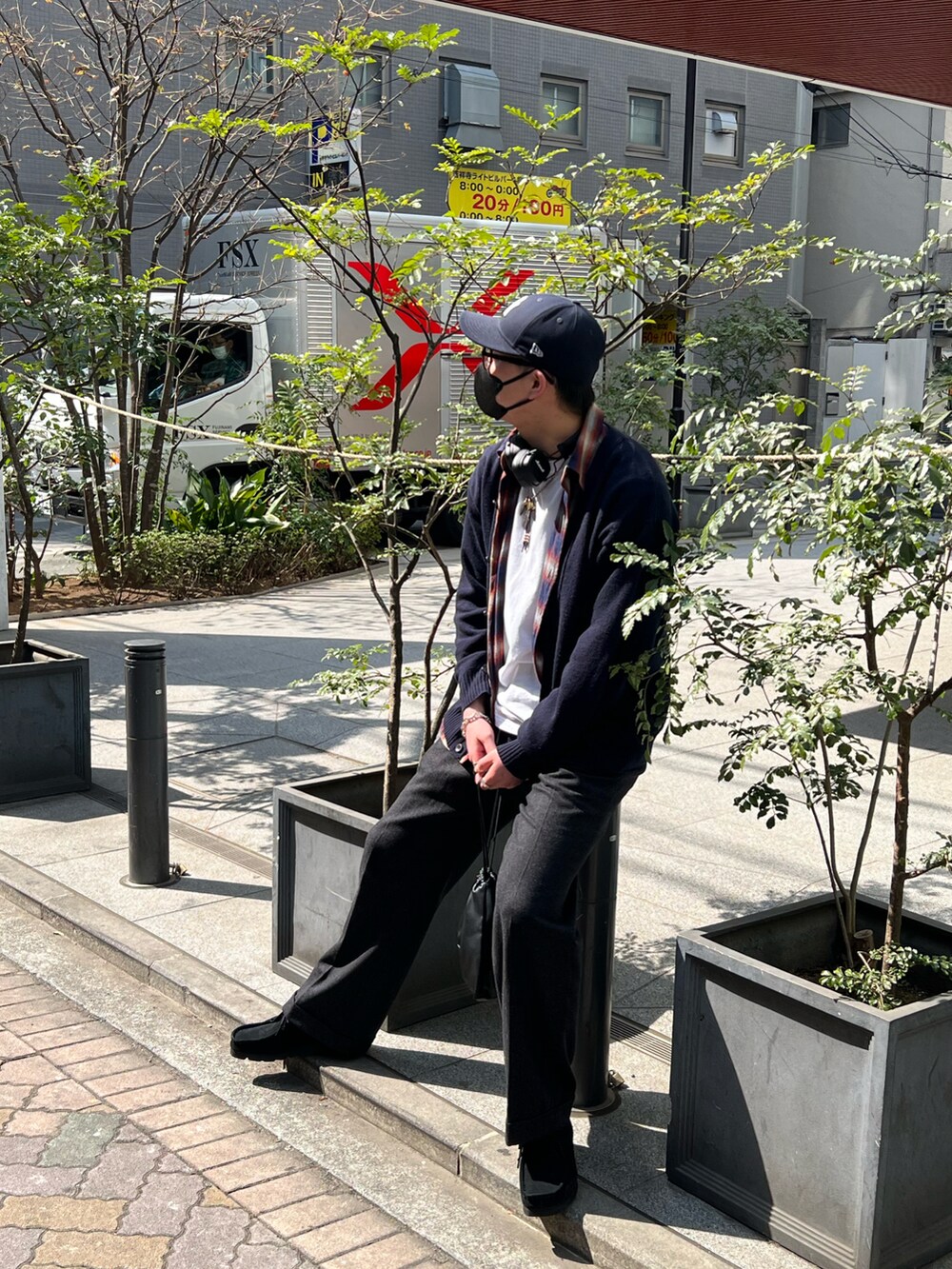 ブラック系のパンツ、ブラック系のスニーカー、ホワイト系のTシャツ/カットソーを着用したメンズの春コーディネートの2枚目の写真