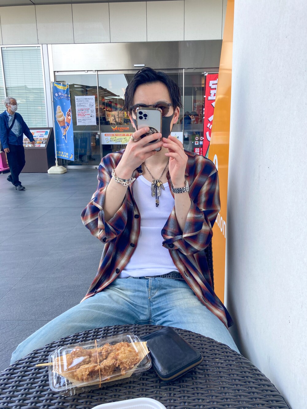 ホワイト系のTシャツ/カットソー、その他のシャツ/ブラウス、ブルー系のデニムパンツを着用したメンズの春コーディネートの2枚目の写真