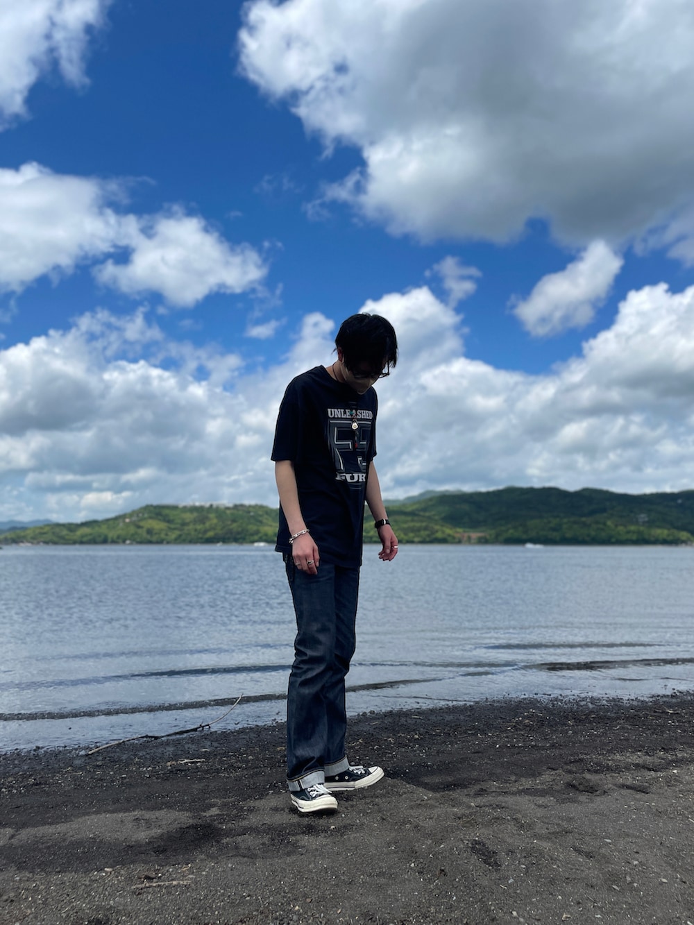 ブラック系のシャツ/ブラウス、ブルー系のデニムパンツ、ブラック系のスニーカーを着用したメンズの春コーディネートの2枚目の写真