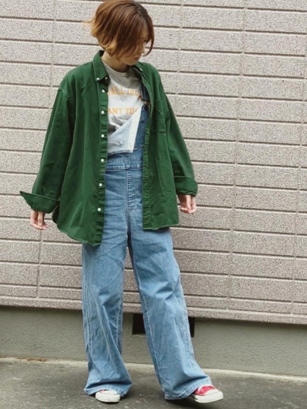 ブルー系のサロペット/オーバーオールを着用したレディースの春コーディネートの3枚目の写真