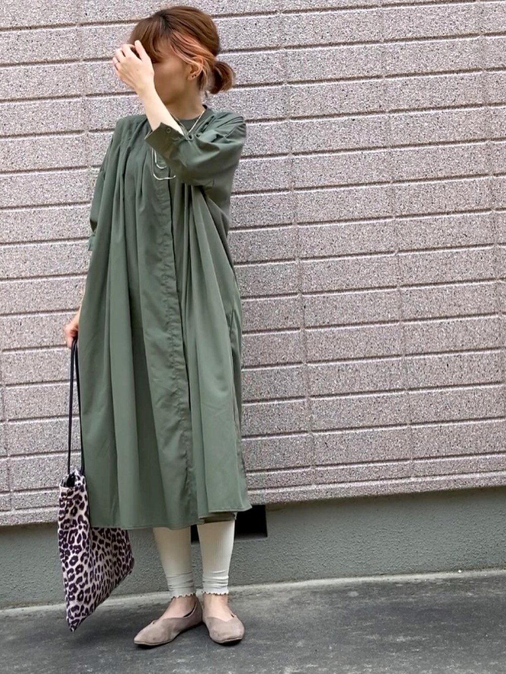 「オトナカジュアル、シンプルコーデ、ラクチンコーデ、シャツワンピ、プチプラ、カーキ」｜「rpsのアイテム（シャツワンピース、グリーン系）」を使った、みちるさん（レディース・165cm）の春コーディネートの2枚目の写真