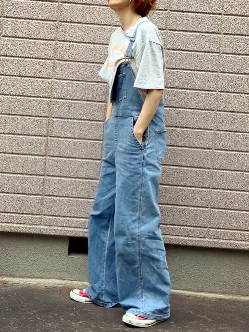 ブルー系のサロペット/オーバーオールを着用したレディースの春コーディネートの2枚目の写真