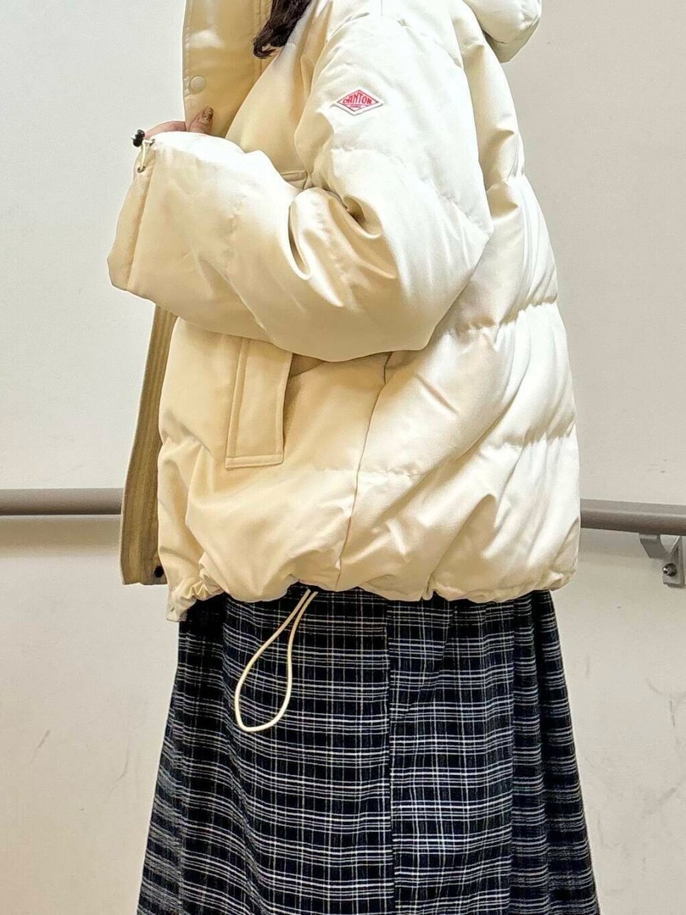 ブラック系のブーツ、ブラック系のワンピース、ホワイト系のその他アウターを着用したレディースの秋コーディネートの6枚目の写真