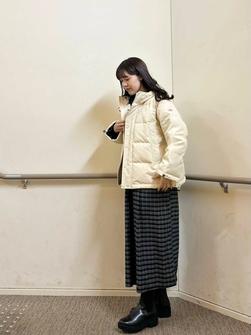 ブラック系のブーツ、ブラック系のワンピース、ホワイト系のその他アウターを着用したレディースの秋コーディネートの2枚目の写真