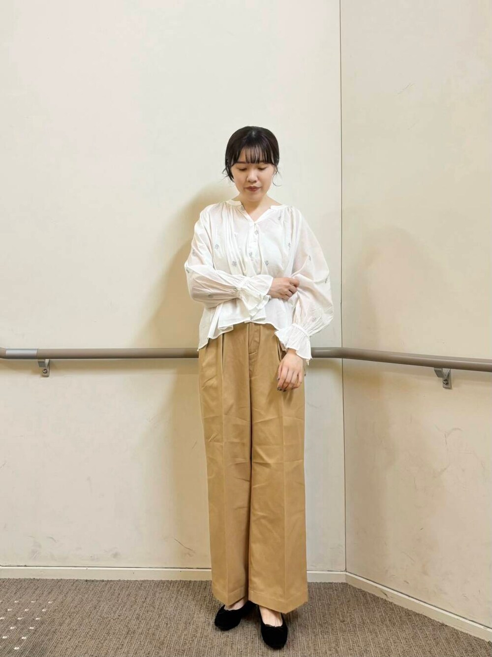 ベージュ系のタンクトップ、ブラック系のバレエシューズ、ブラック系のショルダーバッグを着用したレディースの秋コーディネートの2枚目の写真