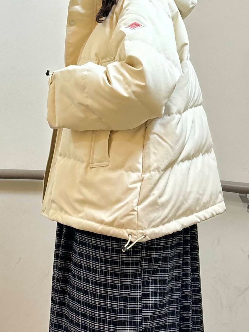 ブラック系のブーツ、ブラック系のワンピース、ホワイト系のその他アウターを着用したレディースの秋コーディネートの5枚目の写真