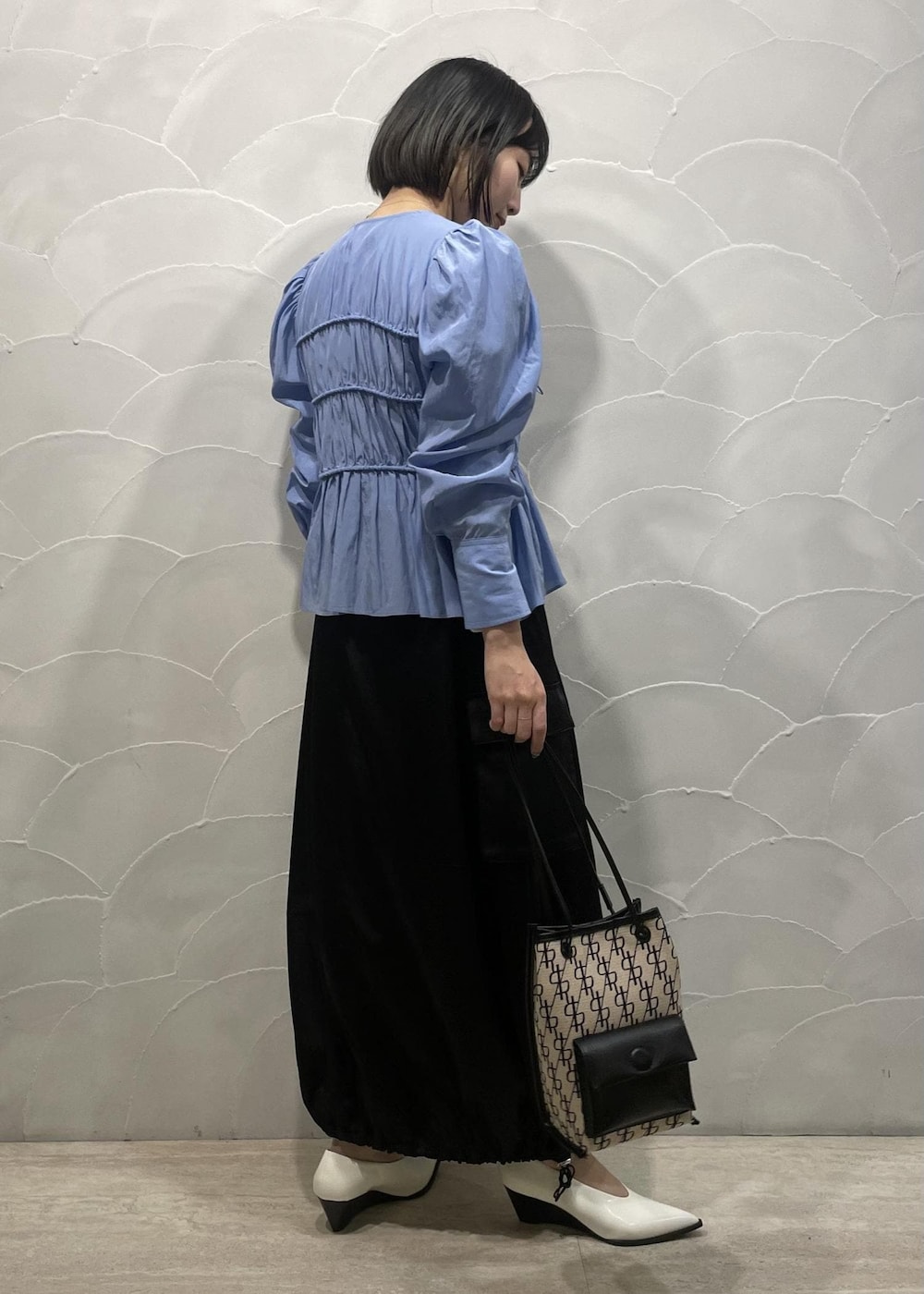 「ADAM ET ROPÉ、FEMME、SDGs、サステナブル、骨格ストレート、イエベ、ブルべ、きれいめカジュアル、フェミニン、モード、春、夏、春コーデ、夏コーデ、春ファッション」｜「ADAM ET ROPE'のモノグラム巾着（ハンドバッグ、ベージュ系）」を使った、meigetsuさん（レディース・157cm）の冬コーディネートの2枚目の写真