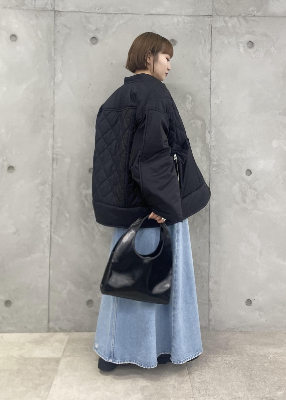 ブルー系のデニムスカート、ホワイト系のTシャツ/カットソー、ホワイト系のベストを着用したレディースの夏コーディネートの2枚目の写真