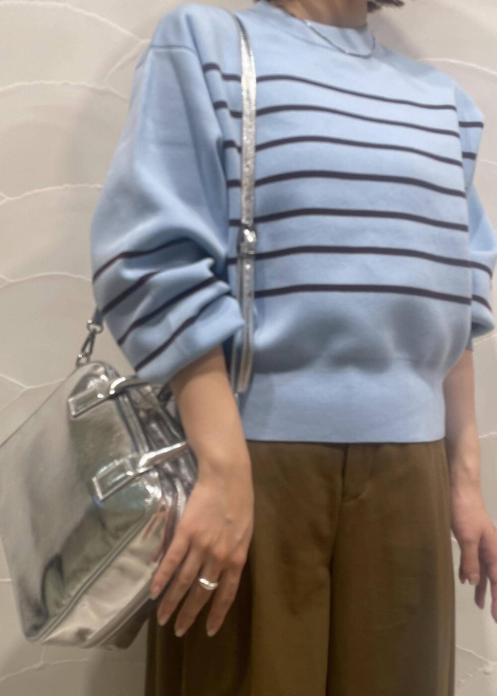 「LUMINE10%OFF、LUMINE10%、ルミネ10%OFF、ルミネ10%、ルミ10、ショルダーバッグ、ブルー、プルオーバー、クルーネック、ボーダー、ADAM ET ROPÉ、FEMME、SDGs、サステナブル、骨格ストレート」｜「ADAM ET ROPE'のスウェットライククロップドプルオーバー（ニット/セーター、ブルー系）」を使った、meigetsuさん（レディース・157cm）の秋コーディネートの3枚目の写真