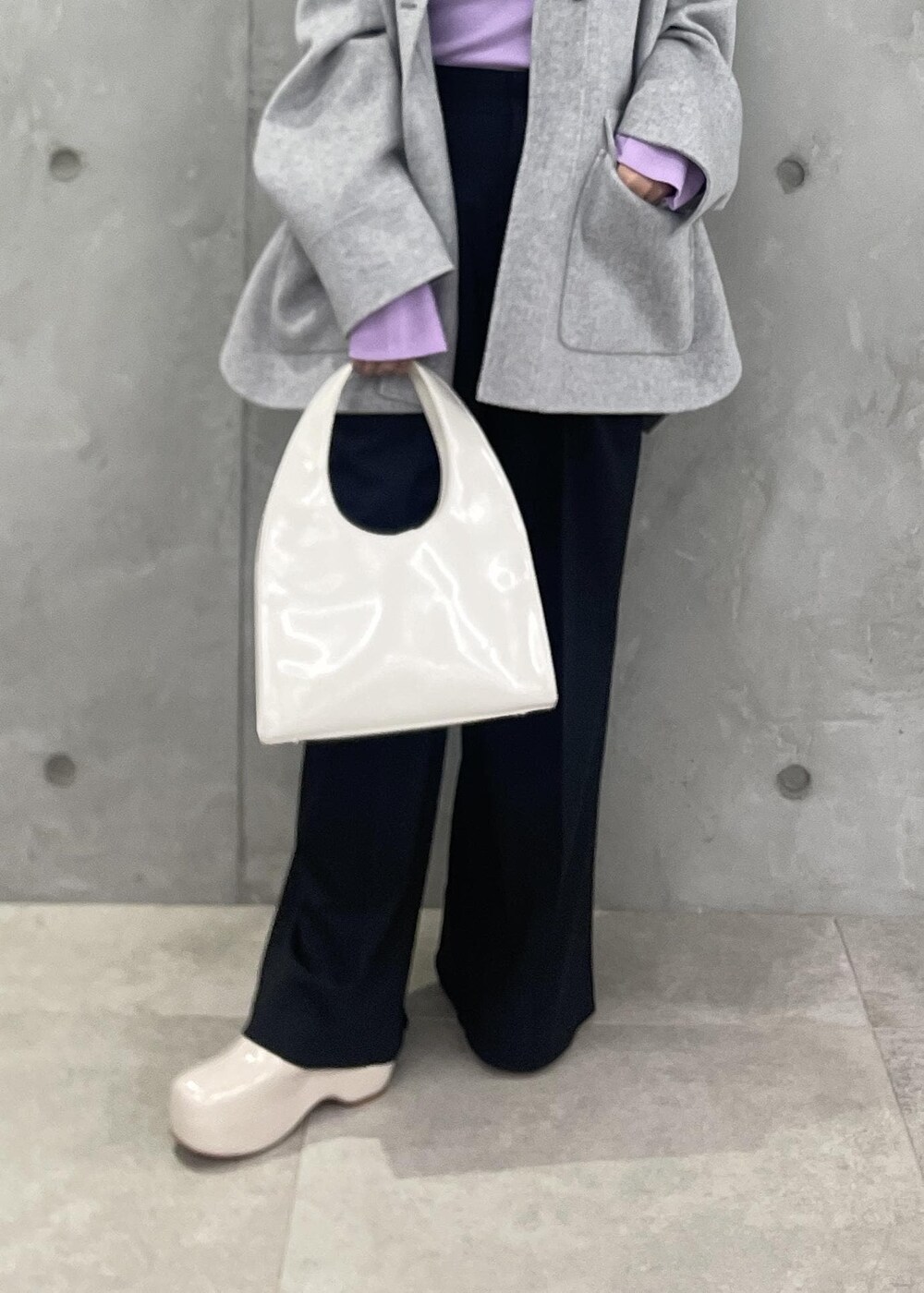 「ルミネ横浜、横浜ルミネ、横浜、ホワイト、ハンドバッグ、グレー、長袖、ジャケット、コート、オーバーサイズ、襟、パンツ、ADAM ET ROPÉ、FEMME、SDGs」｜「ADAM ET ROPE'のアンチピリングフレアスリーブプルオーバー（ニット/セーター、パープル系）」を使った、meigetsuさん（レディース・157cm）の夏コーディネートの4枚目の写真