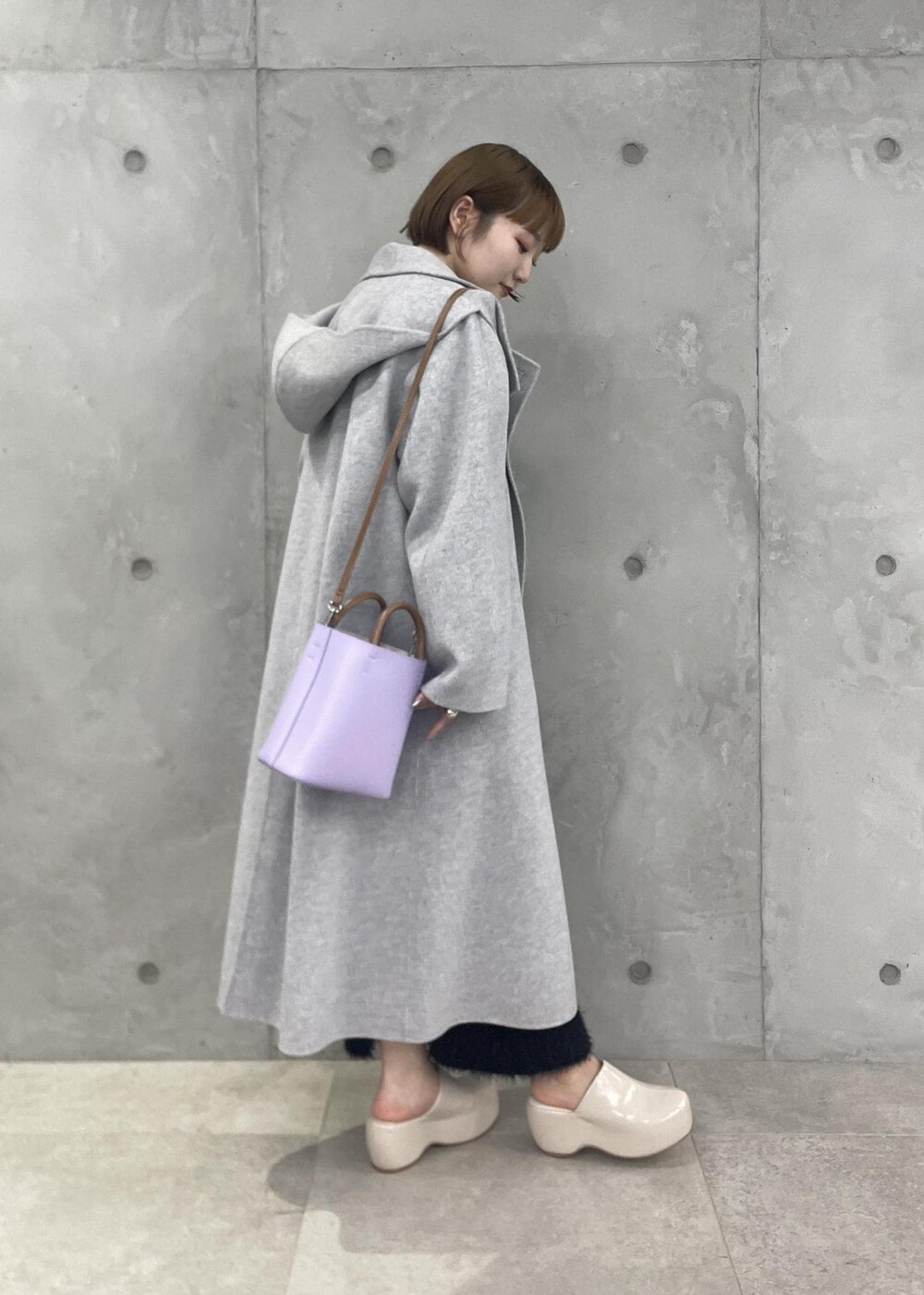 「ルミネ横浜、横浜ルミネ、ショルダーバッグ、パープル、グレー、ロング、コート、オーバーサイズ、襟、ライトグレー、ロング丈、ブラック、プルオーバー、ニット、ADAM ET ROPÉ」｜「ADAM ET ROPE'の【セットアップ対応】フラッフィープルオーバー（ニット/セーター、ブラック系）」を使った、meigetsuさん（レディース・157cm）の夏コーディネートの2枚目の写真