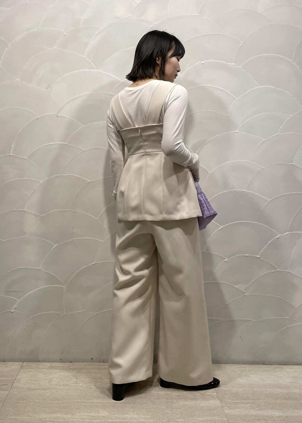 「ADAM ET ROPÉ、FEMME、SDGs、サステナブル、骨格ストレート、骨格ウェーブ、イエベ、ブルべ、大人カジュアル、フェミニン、セットアップ対応、着痩せ、体型カバー、スタイルカバー、スタイルアップ」｜「ADAM ET ROPE'の【サステナブル】エアリーシアーカフスカットソー（Tシャツ/カットソー、ホワイト系）」を使った、meigetsuさん（レディース・157cm）の冬コーディネートの2枚目の写真