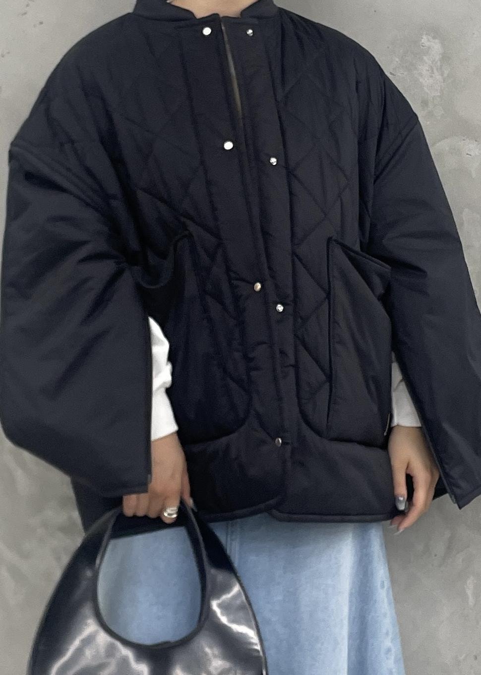 ブルー系のデニムスカート、ホワイト系のTシャツ/カットソー、ホワイト系のベストを着用したレディースの夏コーディネートの3枚目の写真