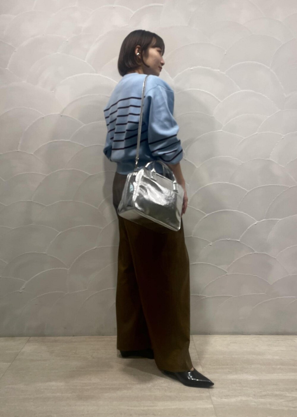 「LUMINE10%OFF、LUMINE10%、ルミネ10%OFF、ルミネ10%、ルミ10、ショルダーバッグ、ブルー、プルオーバー、クルーネック、ボーダー、ADAM ET ROPÉ、FEMME、SDGs、サステナブル、骨格ストレート」｜「ADAM ET ROPE'のスウェットライククロップドプルオーバー（ニット/セーター、ブルー系）」を使った、meigetsuさん（レディース・157cm）の秋コーディネートの2枚目の写真