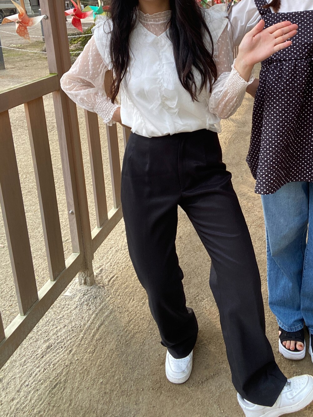 ホワイト系のスニーカー、ホワイト系のタンクトップを着用したレディースの夏コーディネートの2枚目の写真