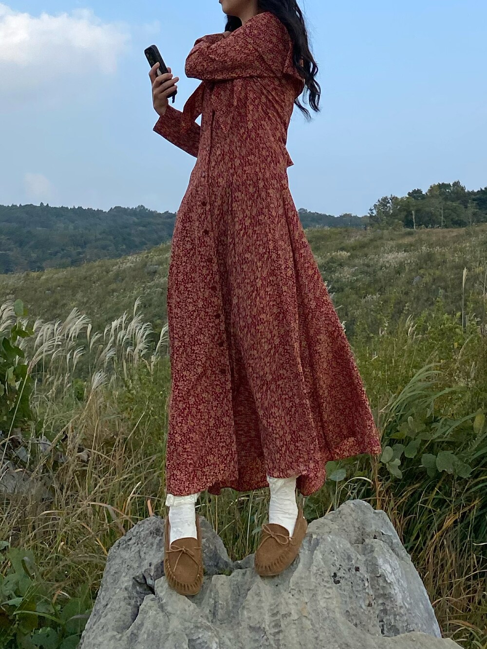 ブラウン系のパンプス、レッド系のワンピース/ドレスを着用したレディースの秋コーディネートの2枚目の写真