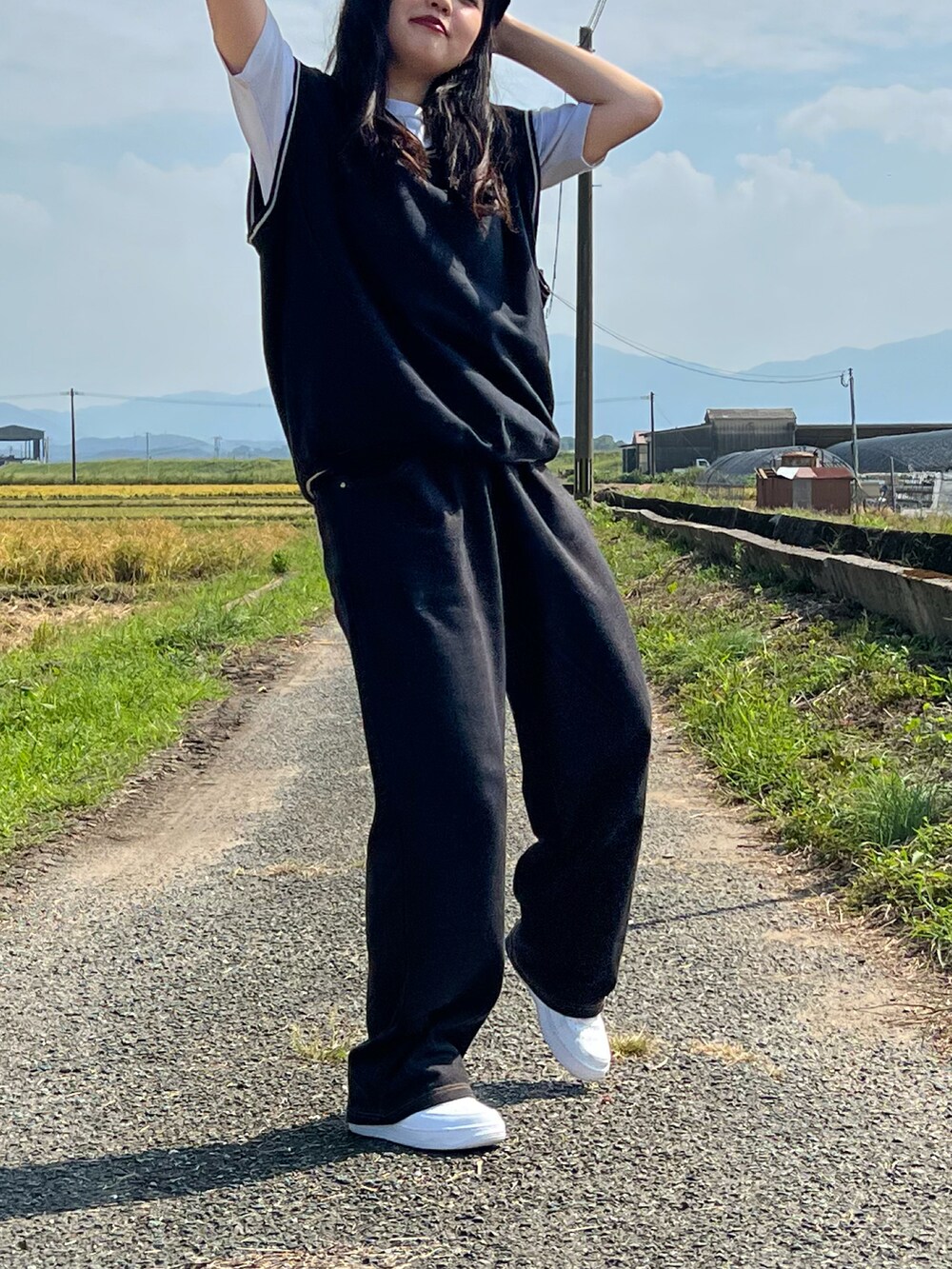 ホワイト系のショルダーバッグ、ホワイト系のスニーカーを着用したレディースの秋コーディネートの2枚目の写真