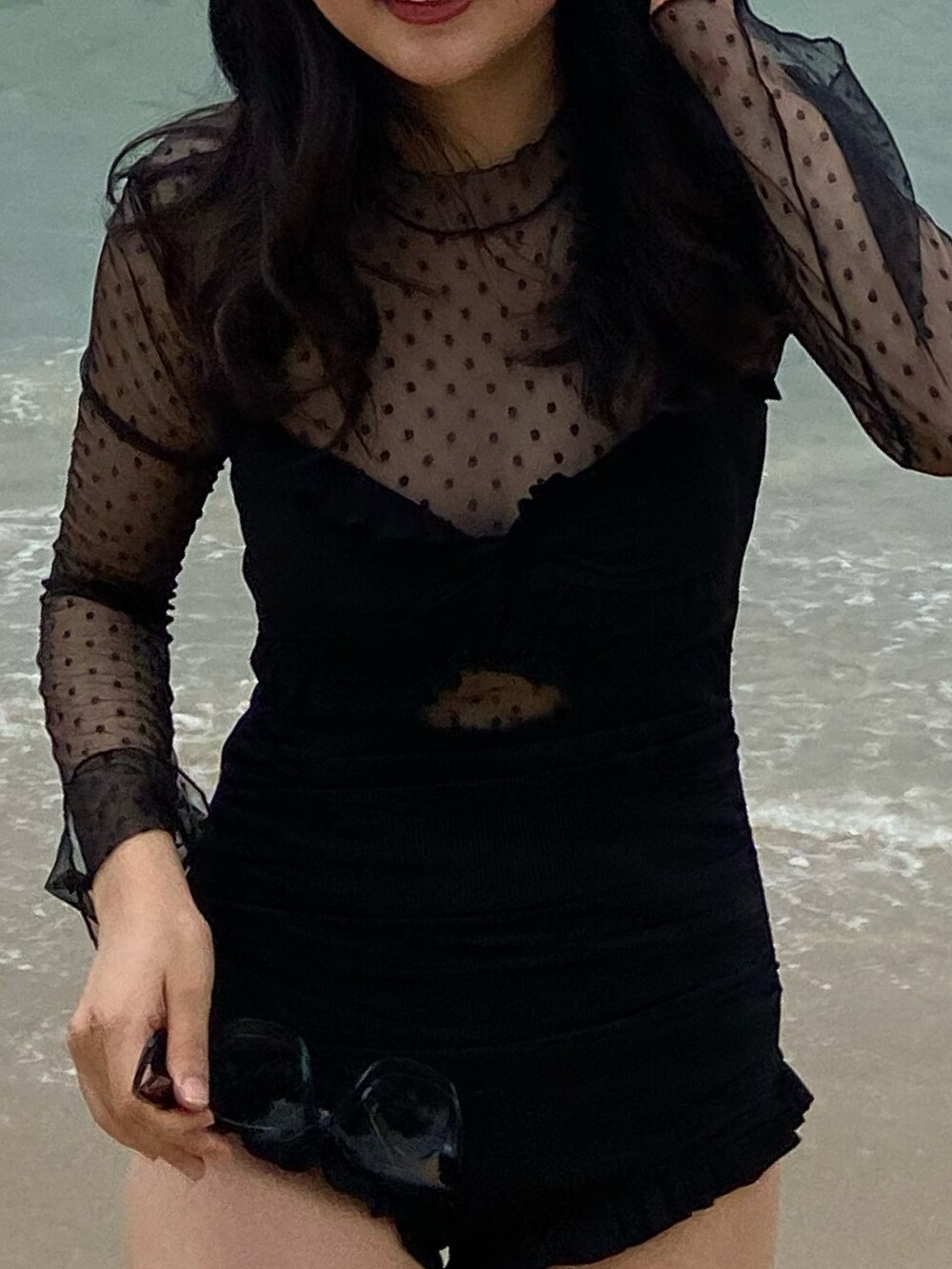 ブラック系のサンダル、ブラック系の水着、ブラック系のサングラスを着用したレディースの夏コーディネートの2枚目の写真