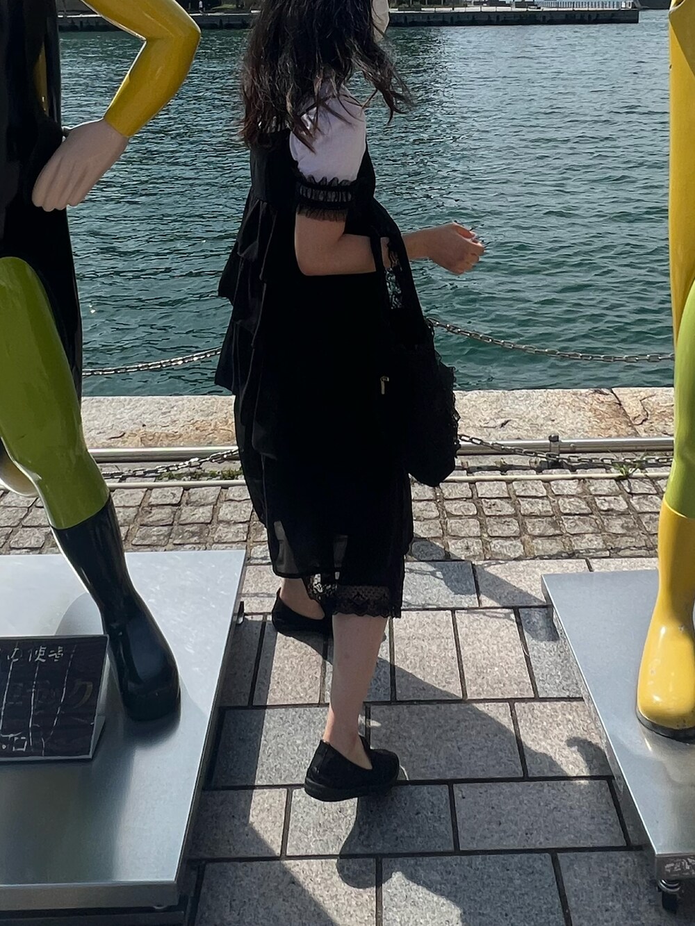 ホワイト系のTシャツ/カットソーを着用したレディースの夏コーディネートの2枚目の写真