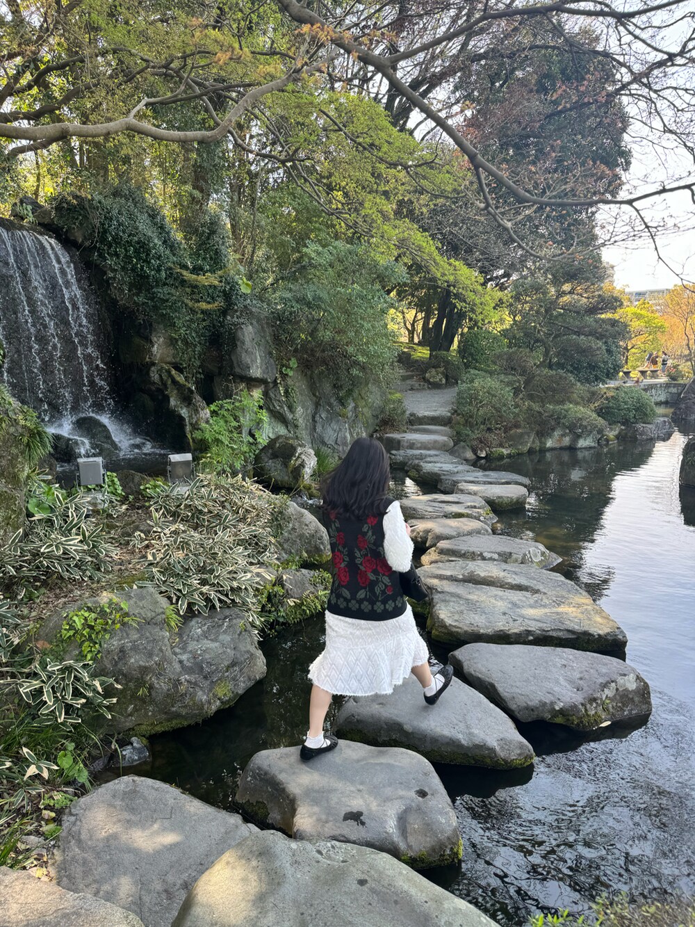 ホワイト系のワンピース/ドレスを着用したレディースの春コーディネートの2枚目の写真