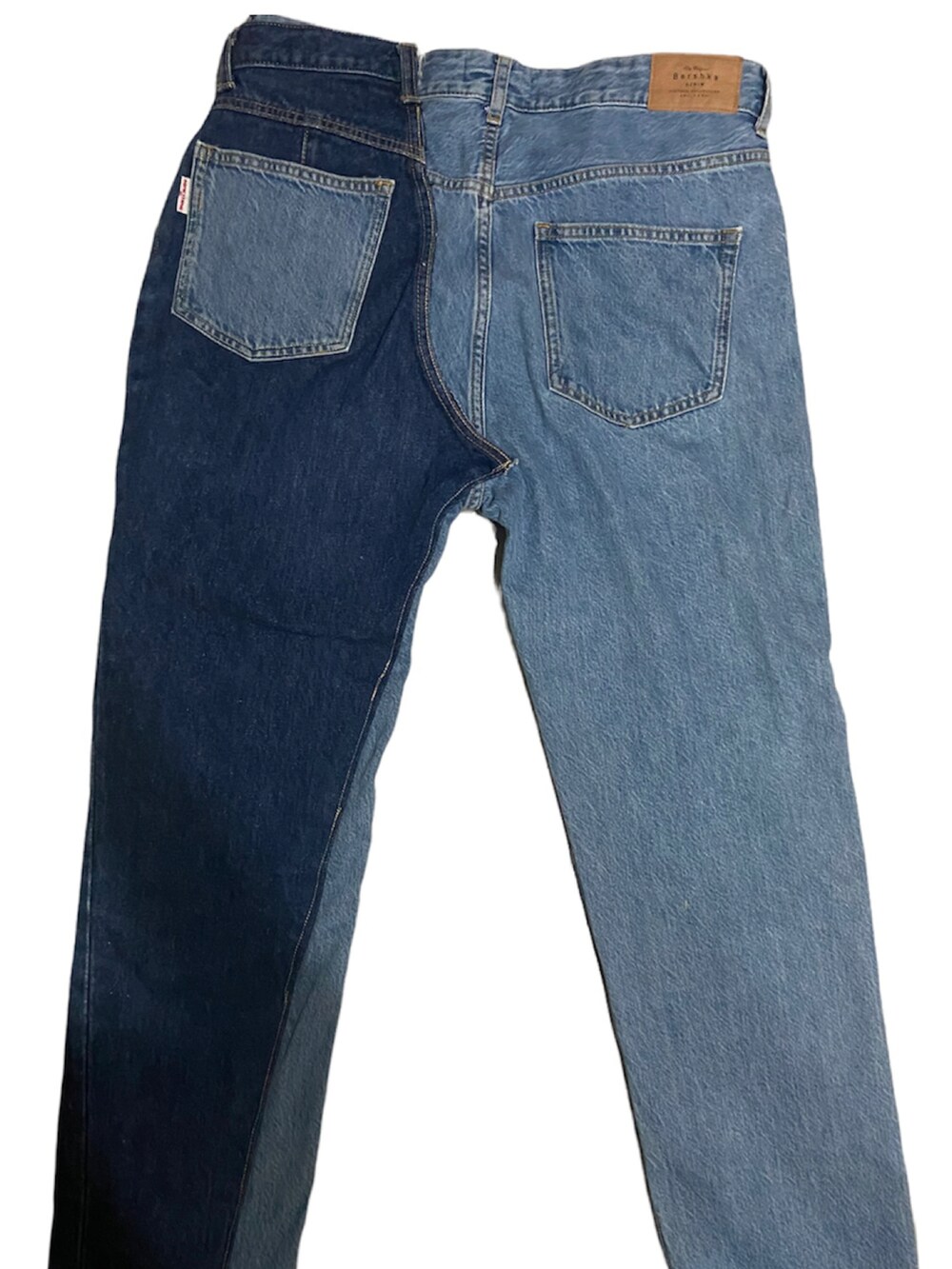 ブルー系のデニムパンツを着用したレディースの夏コーディネートの2枚目の写真