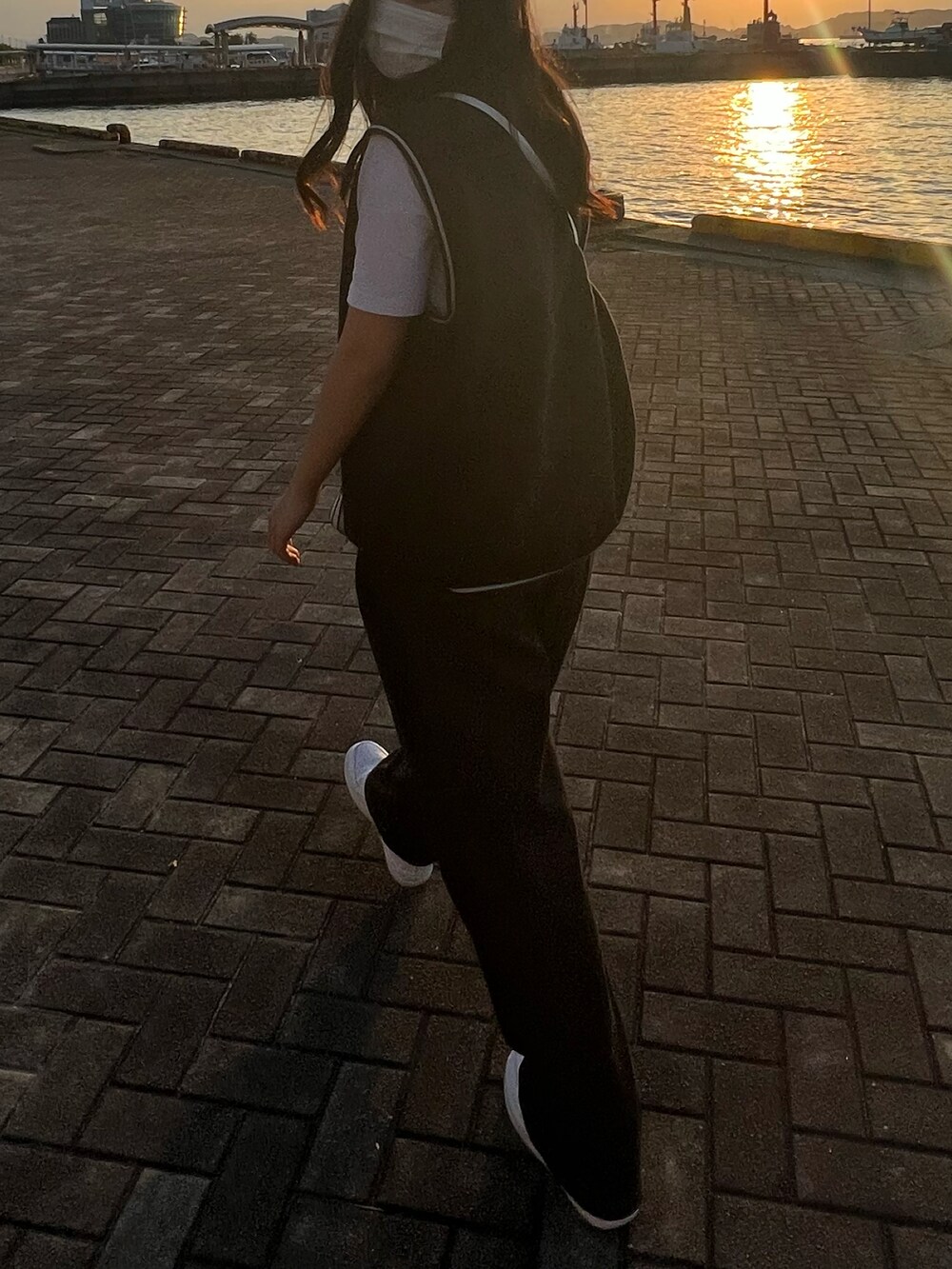 ホワイト系のショルダーバッグ、ホワイト系のスニーカーを着用したレディースの秋コーディネートの4枚目の写真