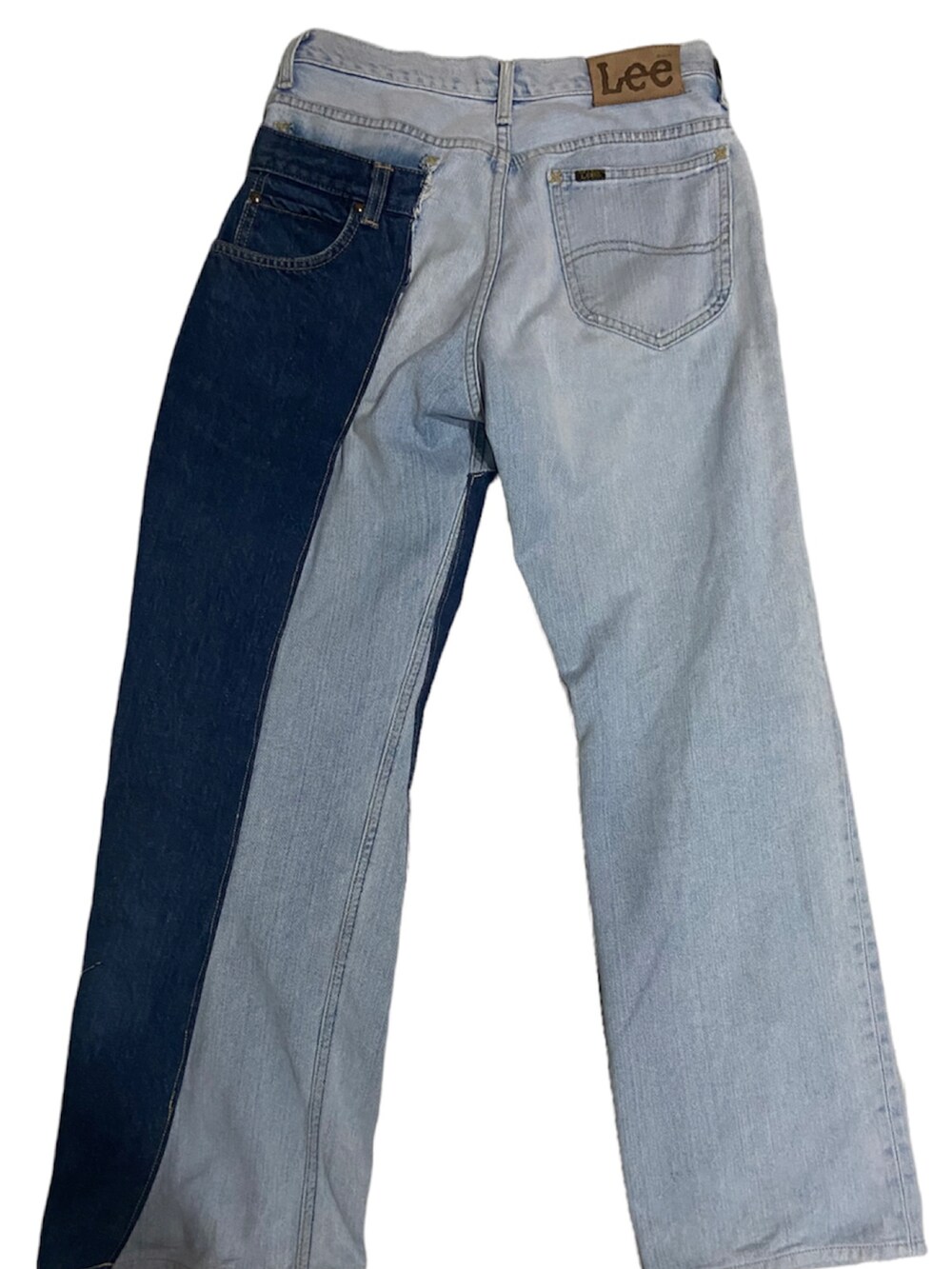 ブルー系のデニムパンツを着用したレディースの夏コーディネートの2枚目の写真