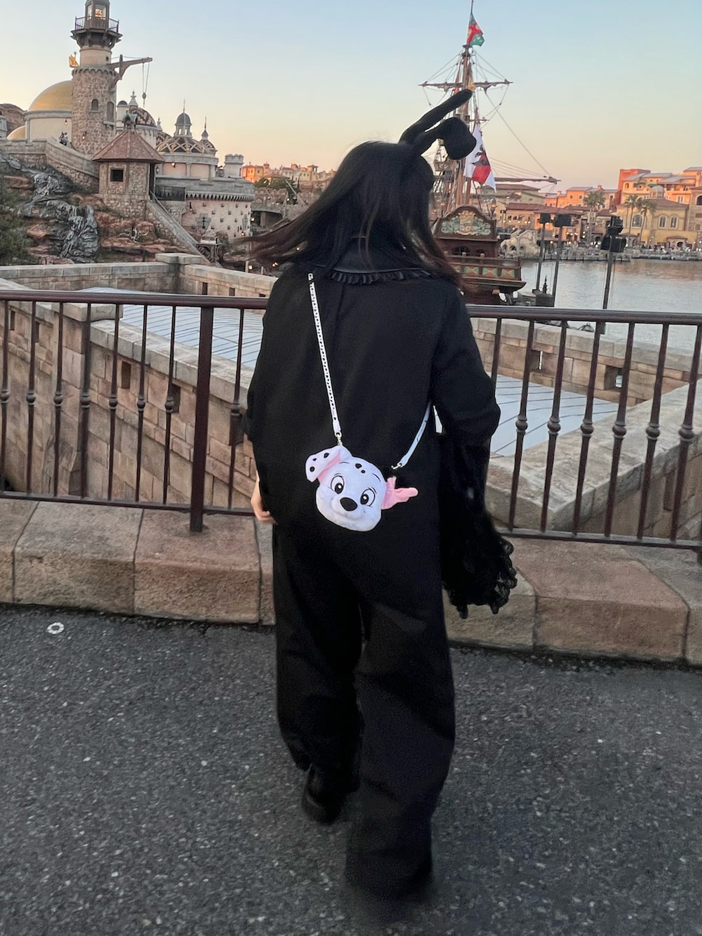 ブラック系のトートバッグ、ブラック系のブーツ、ブラック系の付け襟を着用したレディースの夏コーディネートの3枚目の写真