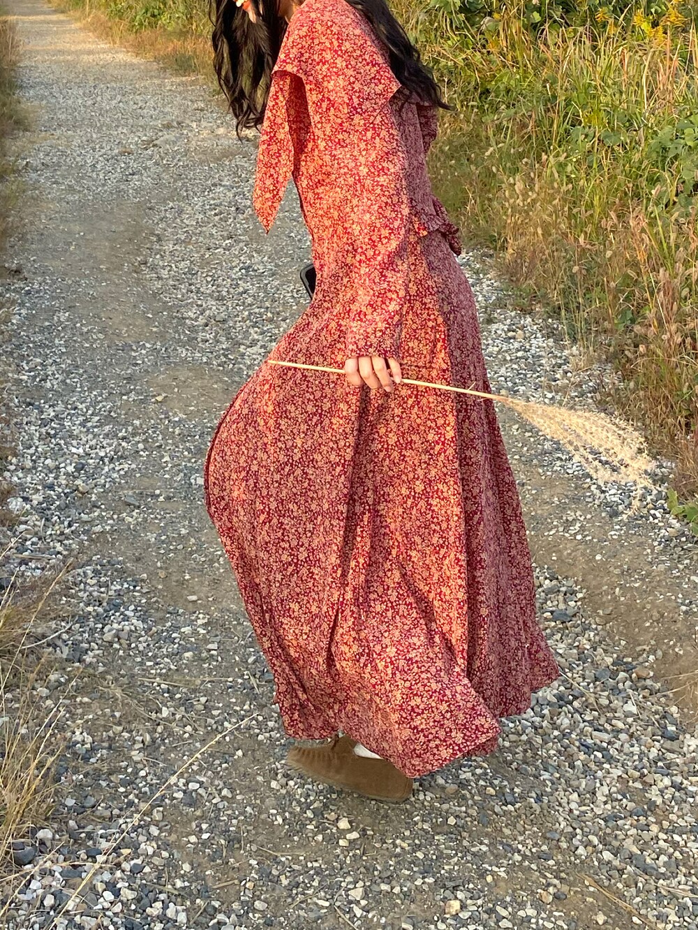 ブラウン系のパンプス、レッド系のワンピース/ドレスを着用したレディースの秋コーディネートの3枚目の写真