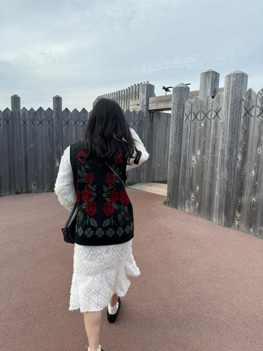 ホワイト系のワンピース/ドレスを着用したレディースの春コーディネートの4枚目の写真
