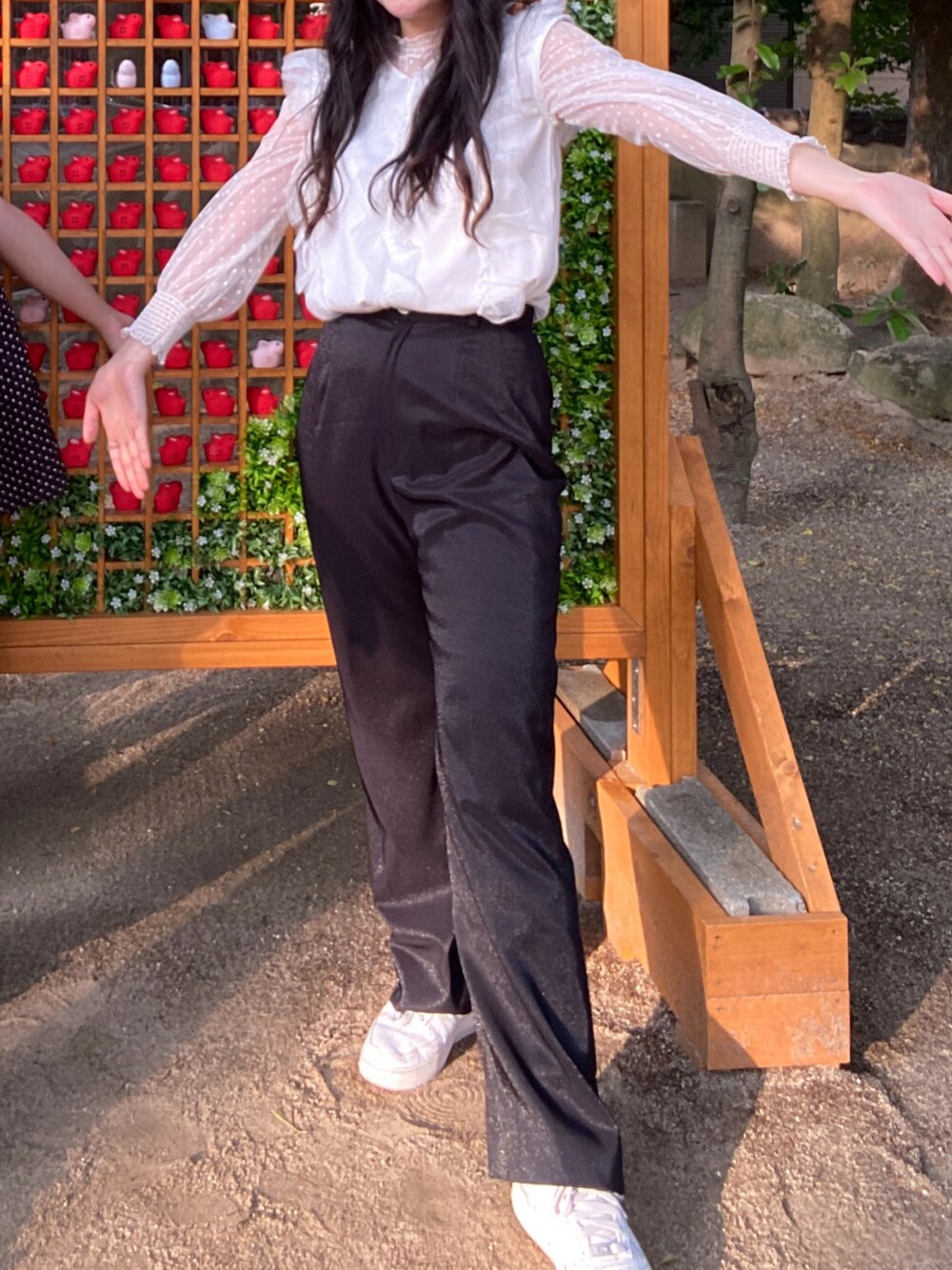 ホワイト系のスニーカー、ホワイト系のタンクトップを着用したレディースの夏コーディネートの3枚目の写真