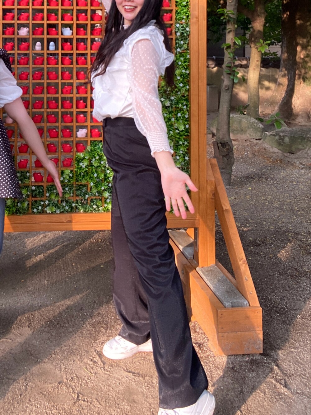 ホワイト系のスニーカー、ホワイト系のタンクトップを着用したレディースの夏コーディネートの4枚目の写真