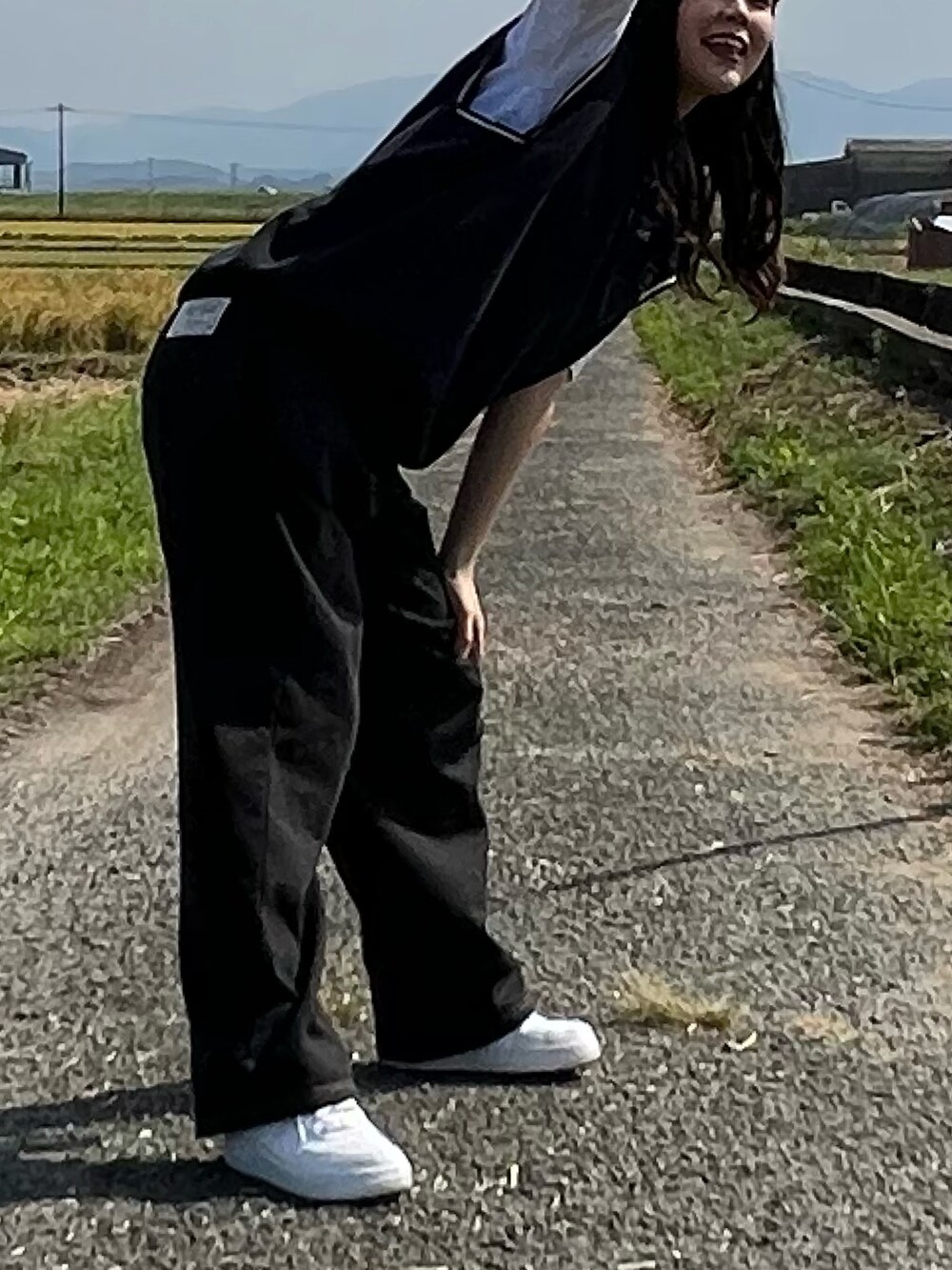 ホワイト系のショルダーバッグ、ホワイト系のスニーカーを着用したレディースの秋コーディネートの3枚目の写真