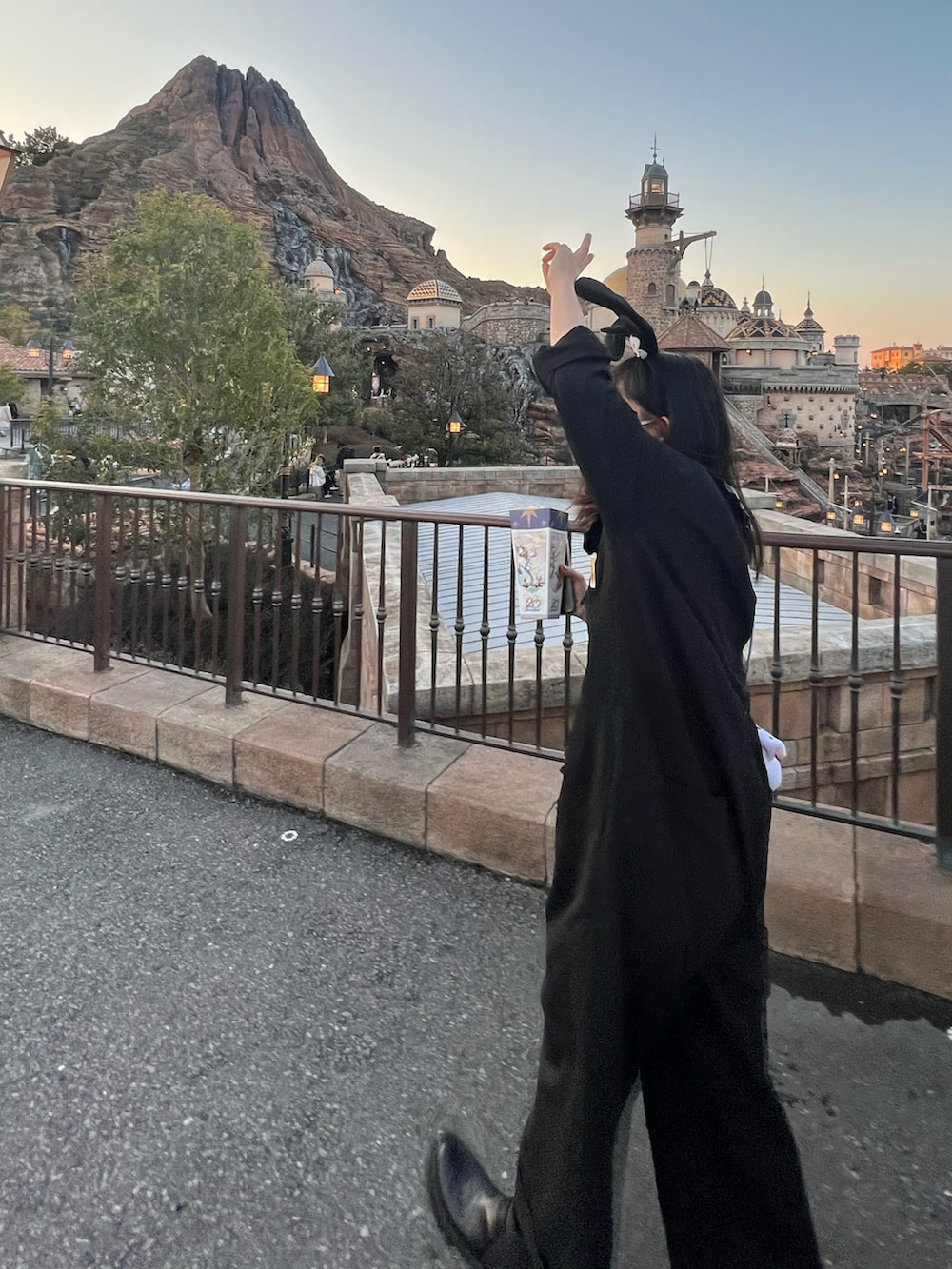 ブラック系のトートバッグ、ブラック系のブーツ、ブラック系の付け襟を着用したレディースの夏コーディネートの2枚目の写真