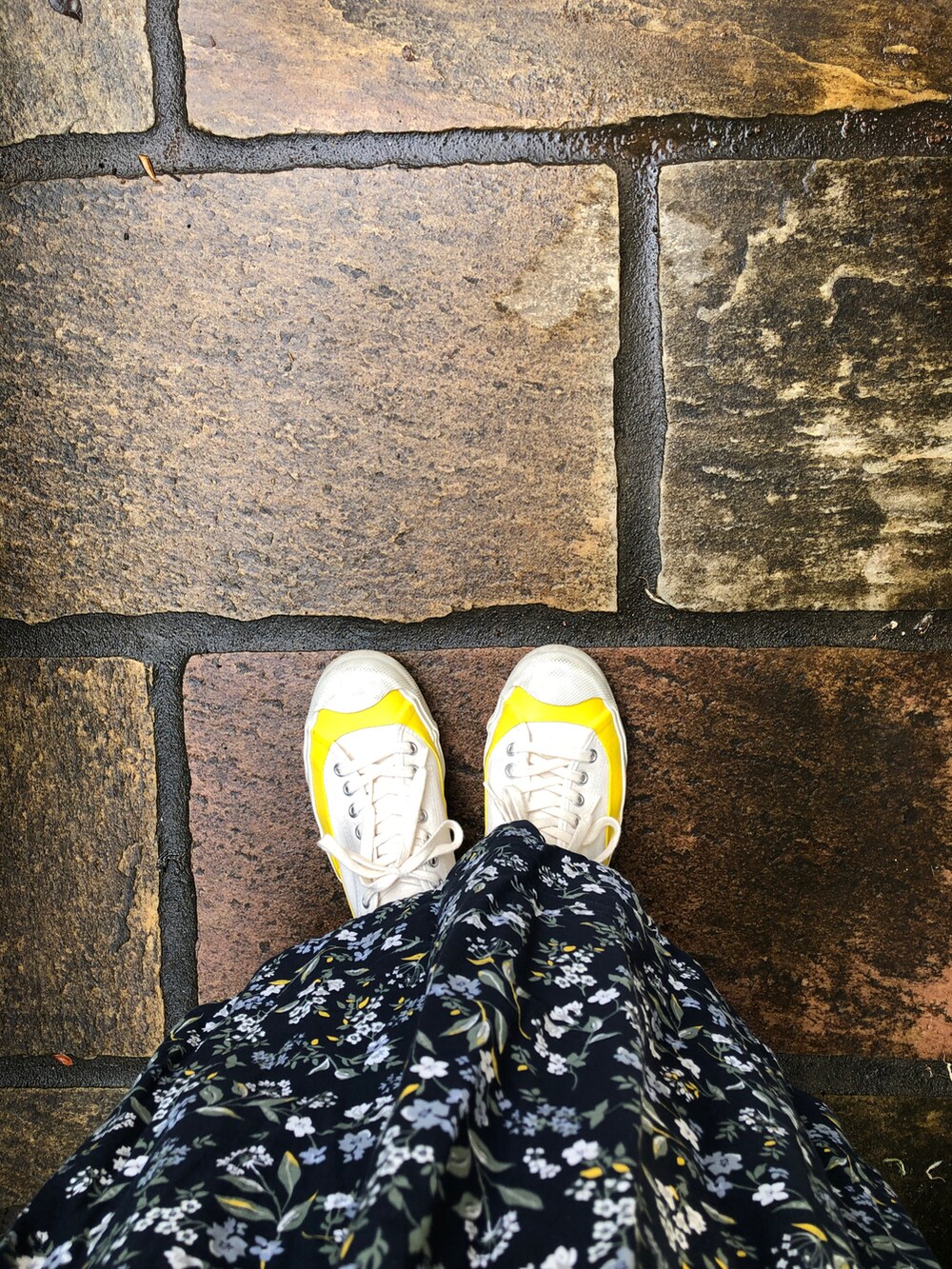 ブルー系のシャツ/ブラウス、ブルー系のカーディガン/ボレロ、ブルー系のスカートを着用したレディースの夏コーディネートの2枚目の写真