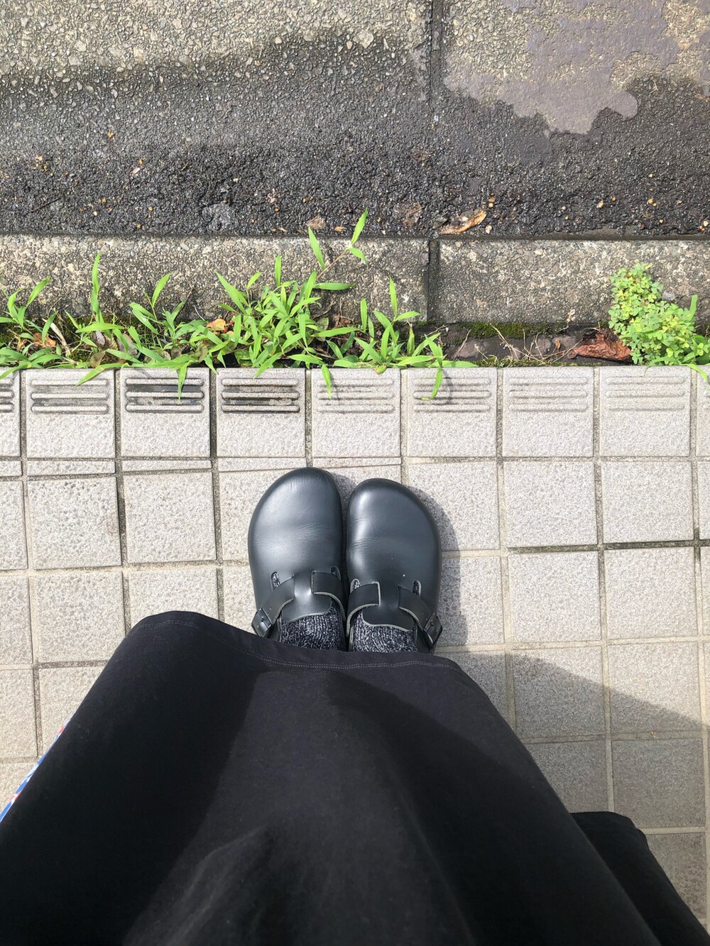 ブラック系のワンピース、グレー系のカーディガン/ボレロ、その他のトートバッグを着用したレディースの夏コーディネートの2枚目の写真