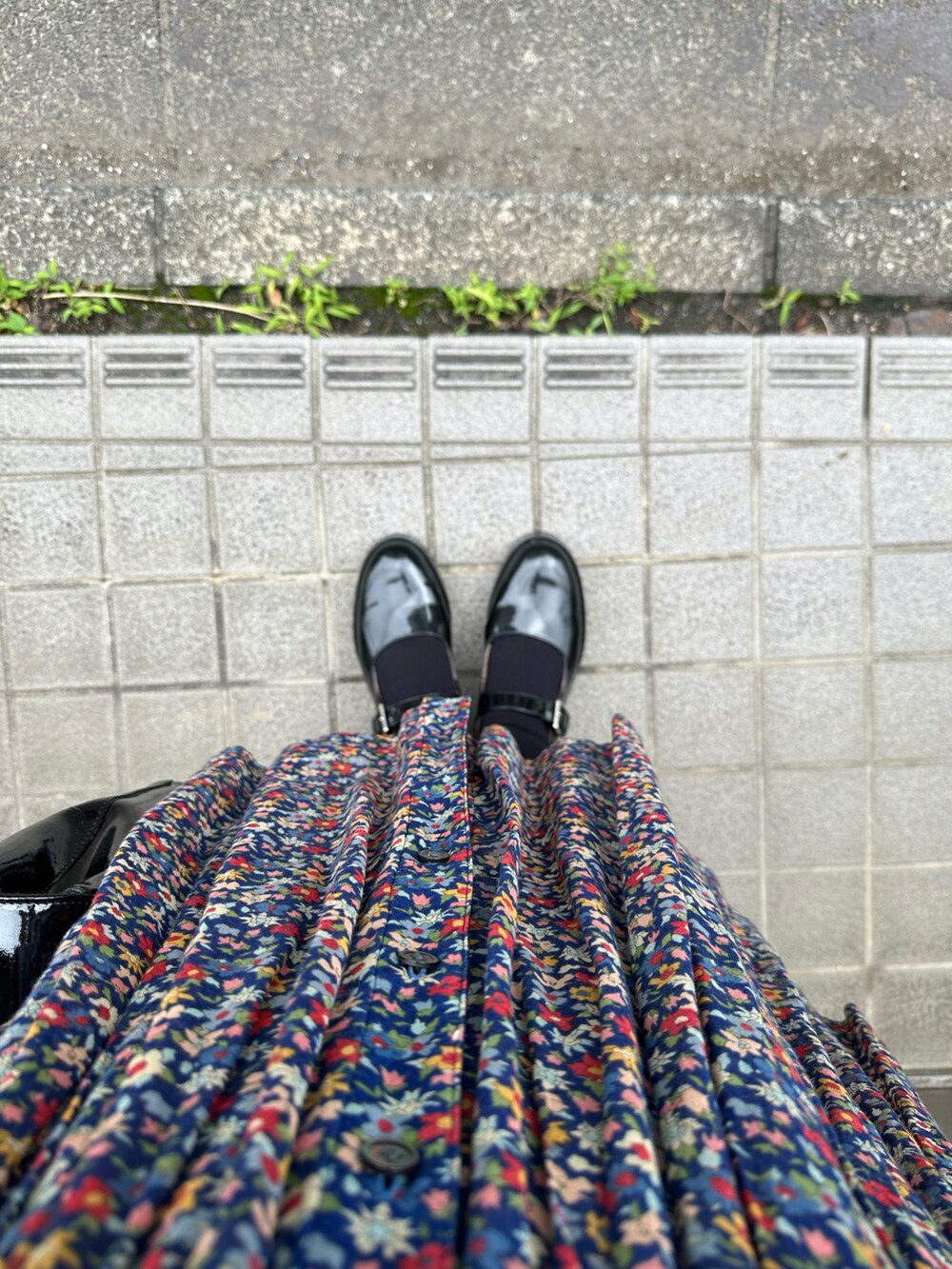 その他のワンピース、ブラック系のハンドバッグ、ブラック系のドレスシューズを着用したレディースの春コーディネートの2枚目の写真