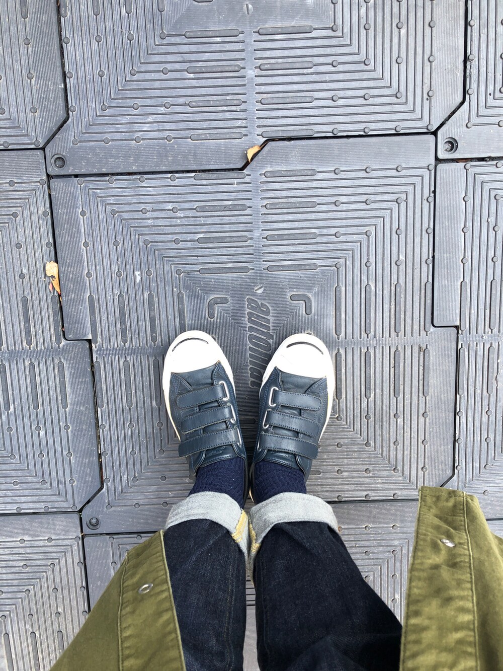 ブルー系のTシャツ/カットソー、その他のカーディガン/ボレロ、ブルー系のデニムパンツを着用したレディースの春コーディネートの2枚目の写真