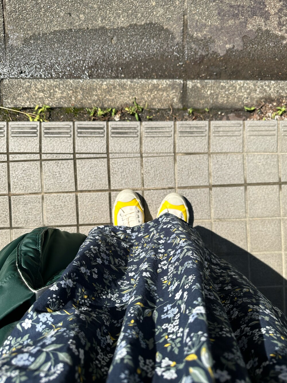 ブルー系のシャツ/ブラウス、ブルー系のスカート、ホワイト系のスニーカーを着用したレディースの春コーディネートの2枚目の写真